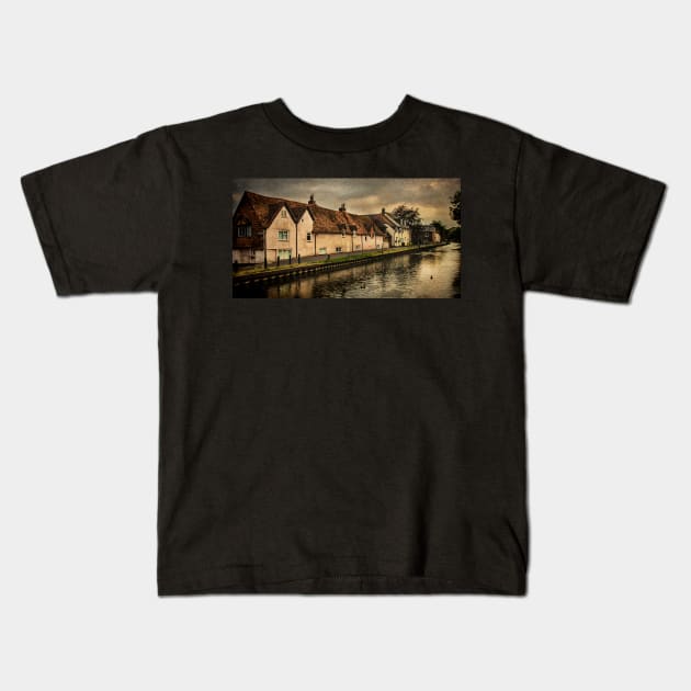 Weavers Cottages By The Kennet In Newbury Kids T-Shirt by IanWL